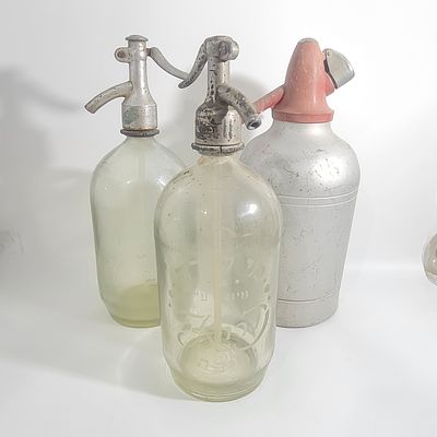 3 מכשירי סודה וינטג' : 
1. סיפולוקס מתכת 
2. זכוכית עם כיתוב חיפה 
3. זכוכית ללא כיתוב, עם שארית 