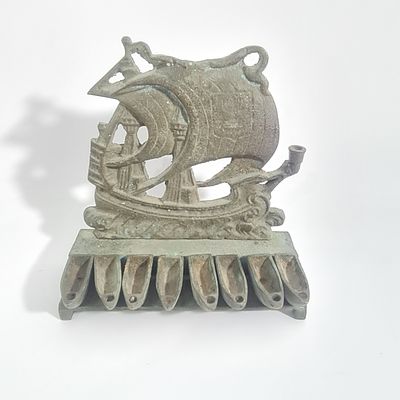 חנוכית שמן ברונזה ישנה, עיצוב נדיר יחודי, דגם ספינת מפרש, שמש לא מקורי, גובה כ 13 ס"מ, רוחב כ 12 ס"מ