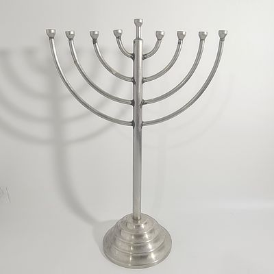 חנוכית מתכת יחודית, עבודת יד, כבדה מאד, גובה כ 35 ס"מ