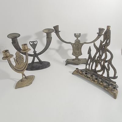 לוט 4 פריטי יודאיקה שנות ה 50 : 3 פמוטים וחנוכיה.