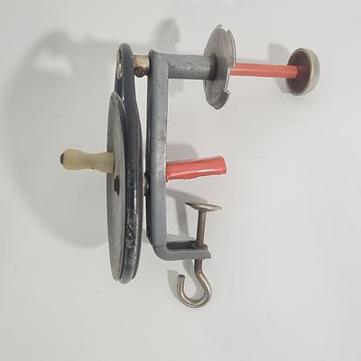 פריט וינטג' נדיר, נראה כמכשיר לסגירת קופסאות שימורים, עם בול מס קנייה, גלגל מסתובב