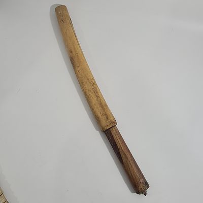 חרב עם להב חזקה ואיכותית וידית עץ, נדן מעץ מעט פגום, אורך כולל כ 48 ס"מ