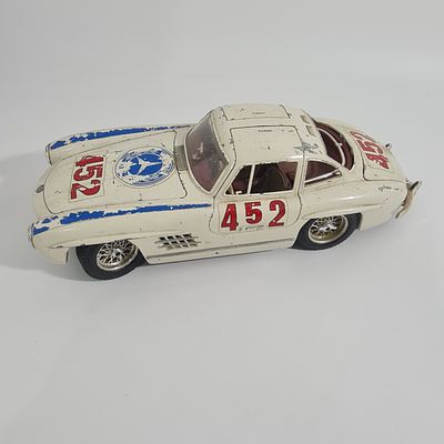 מכונית וינטג' גדולה ואיכותית, דגם מרצדס, עשויה מתכת בשילוב פלסטיק, תוצרת איטליה, כל הדלתות 