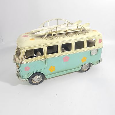 דגם של אוטובוס איכותי עשוי מתכת, אורך כ 25 ס"מ, גובה כ 15 ס"מ