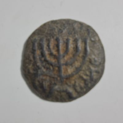 רפליקה של מטבע עתיק גדול ומיוחד עם ציור מנורת המקדש, יתכן עופרת, קוטר כ 4 ס"מ, משקל כ 55.5 גרם
