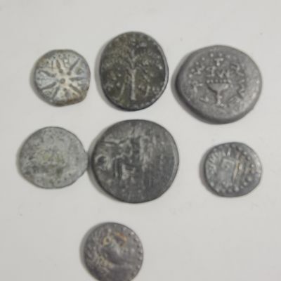 7 רפליקות של מטבעות עתיקים, יתכן מעופרת, משקל כולל כ 56 גרם