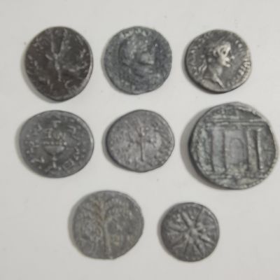 8 רפליקות של מטבעות עתיקים, יתכן מעופרת, משקל כולל כ 57.7 גרם