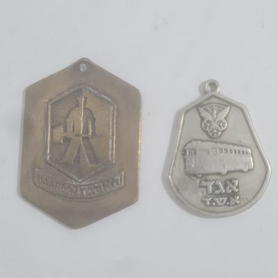 2 תליונים ישנים של : 
חברת 'הארגז', אורך כ 4 ס"מ 
אגד א.ש.ד אורך כ 3 ס"מ