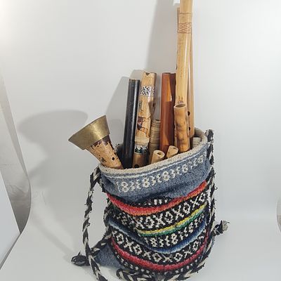 הגיע מאספן - תיק בד מיוחד המכיל כלי נשיפה, רובם מעץ, לא נבדקה תקינותם, AS IS