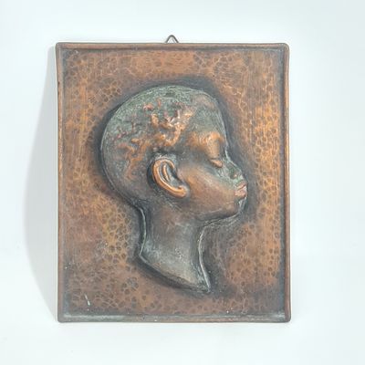 תבליט נחושת של ראש ילד 
אורך כ 18 ס"מ