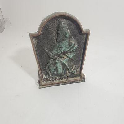 תומך ספרים מתקפל ישן ומיוחד מאד, ברונזה מעוצב בדמות שלמה המלך, חתום 'נורדיה', עם בול מס קניה 