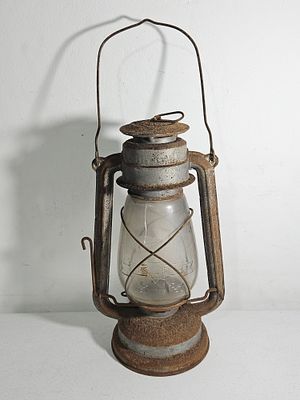 עששית וינטאג', גבוהה ומרשימה, חברת LUNA, חתומה על הזכוכית 'תוצרת יוגוסלביה' , 2 סדקים בזכוכית 