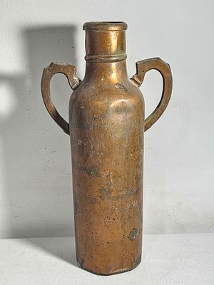 אגרטל נחושת וינטג', מעט שקעים, 2 ידיות 
גובה כ 29 ס"מ
