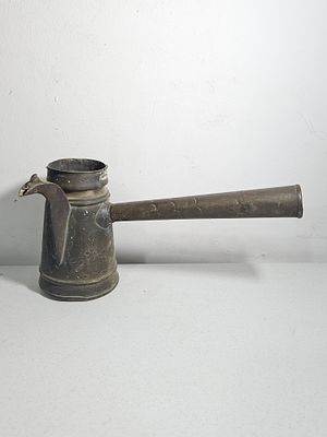 פינג'אן איסלמי ישן, כיתוב בערבית, בלאי זמן 
גובה כ 13 ס"מ