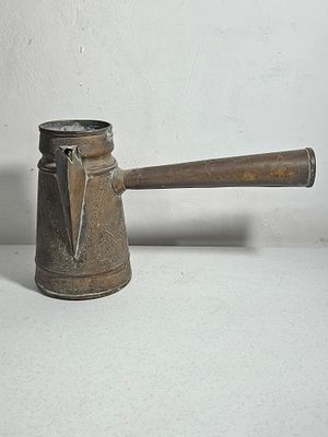 פינג'אן איסלמי ישן, כיתוב בערבית, בלאי זמן 
גובה כ 14 ס"מ