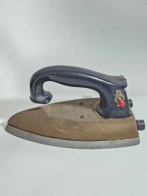 מגהץ חשמלי וינטג', חתום ' EMKA' עם בול מס קניה 
אורך כ 21 ס"מ