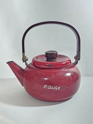קומקום ישן חברת 'ROUGE' , ציפוי אמאייל גוון אדום ( מעט פגום ), ידית נראה בקליט 
קוטר כ 16 ס"מ