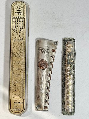 3 בתי מזוזה (ללא קלף) מהודרים ומיוחדים מאד 
אורך : 15 ס"מ, 15 ס"מ, 25 ס"מ