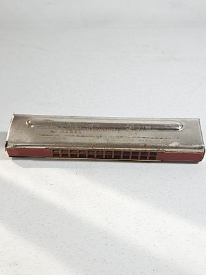 מפוחית ישנה חברת 'HARMONICA' , חתומה שנחאי SHANGHAI, מצב תקין 
אורך כ 13 ס"מ