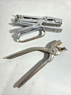 2 כלים חתומים : 
1. מהדק סיכות ממתכת תוצרת ארה"ב 
2. מכשיר ליצירת תיקתק תוצרת ארה"ב 
לא 
