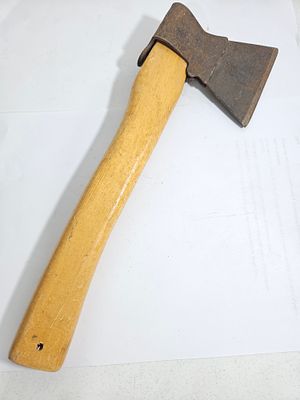 גרזן ישן מאד, ככל הנראה רוסי, חתום