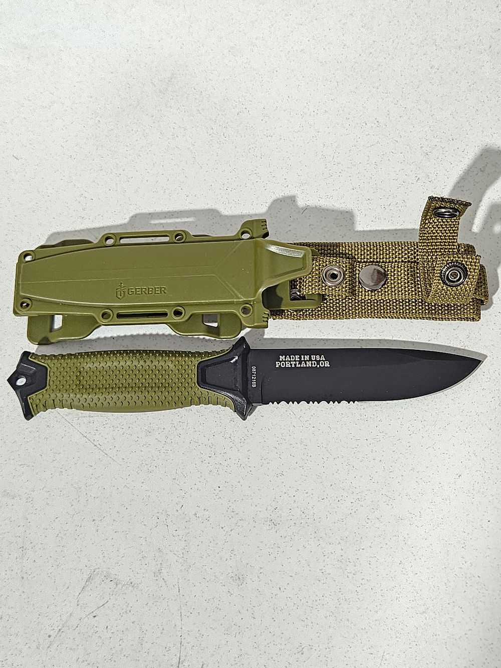 סכין קומנדו איכותי תוצרת 
GERBER , חדשה, גוון חאקי 
אורך מארז כ 26 ס"מ