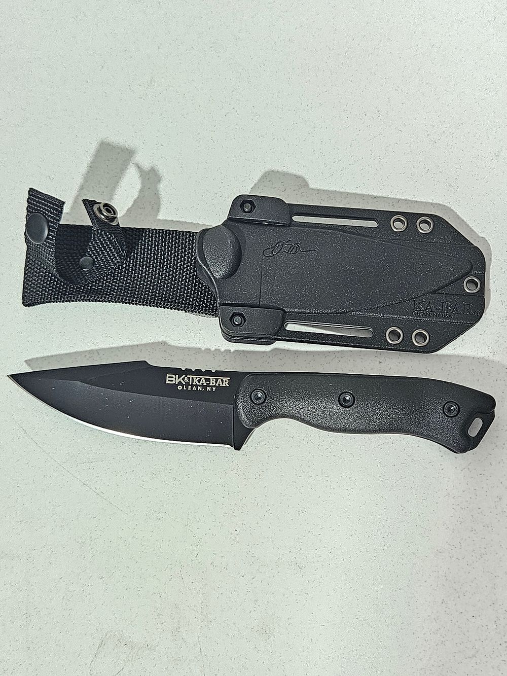 סכין קומנדו איכותי תוצרת 
KA-BAR , חדשה, גוון שחור 
אורך מארז כ 25 ס"מ