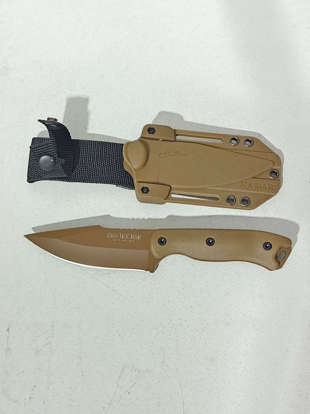 סכין קומנדו איכותי תוצרת KA-BAR, חדשה, גוון חום 
אורך מארז כ 25 ס"מ