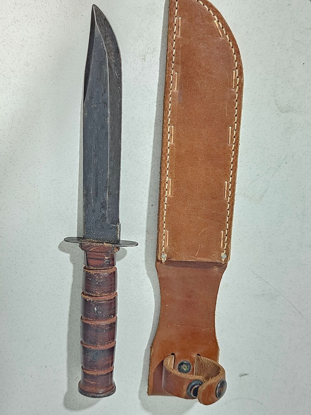 סכין קומנדו צה"לי, חתום 
'צ ' על הנרתיק גד מילר, 9/83 
אורך כולל כ 34 ס"מ