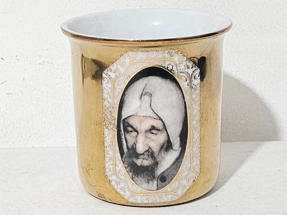 כוס פורצלן רקע זהב עם דמות ה בבא סאלי , חתום בתחתית 
גובה כ 7 ס"מ