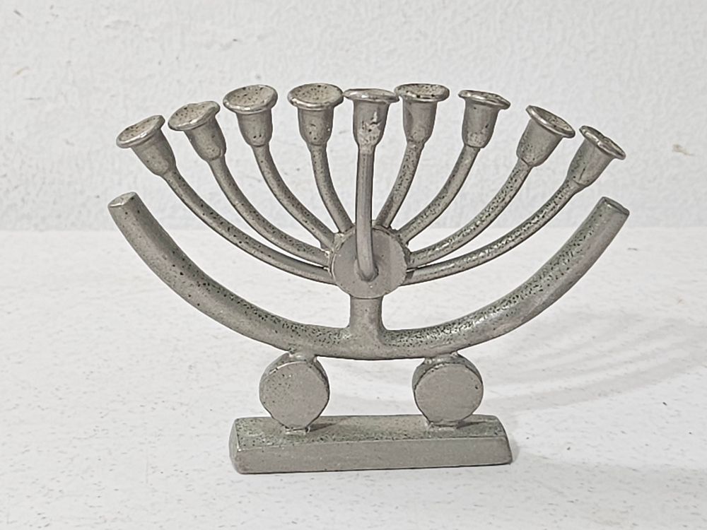 חנוכיה מיניאטורית נדירה - אל על , ניתנה לנוסעי מחלקה ראשונה, חתומה EL AL 005 
אורך כ 8 ס"מ 