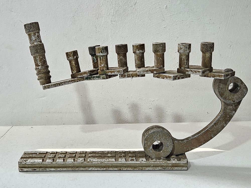 חנוכיה צבאית נדירה, הקנים זזים 
אורך כ 30 ס"מ