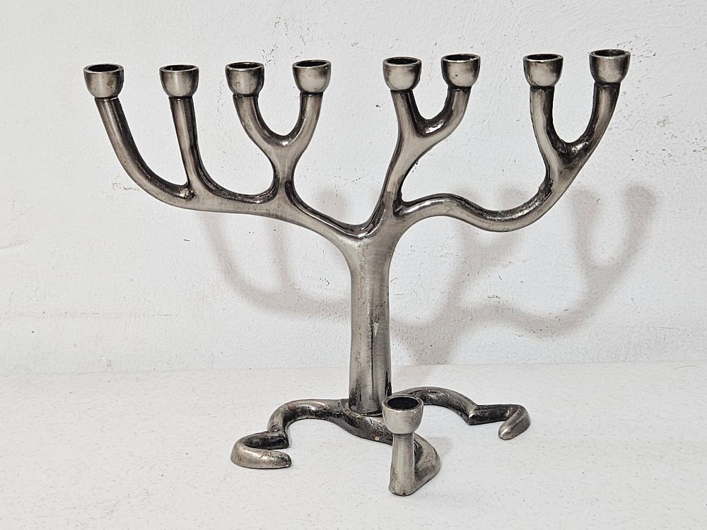 חנוכיה מיוחדת בצורת עץ 
אורך כ 17 ס"מ