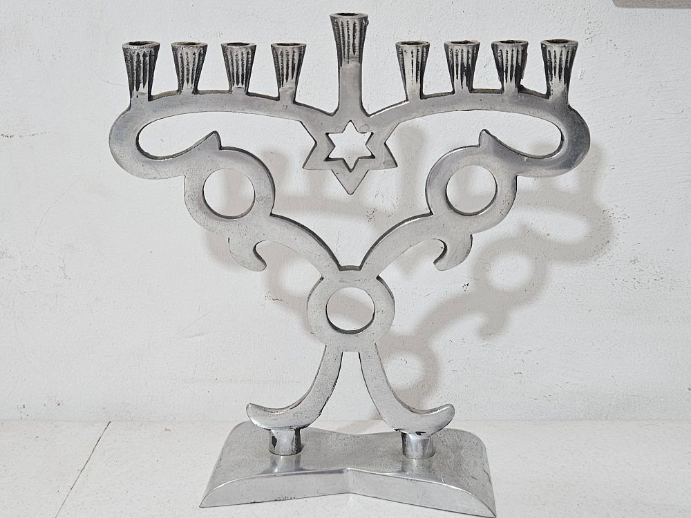 חנוכיה מיוחדת מאלומיניום 
גובה כ 24 ס"מ