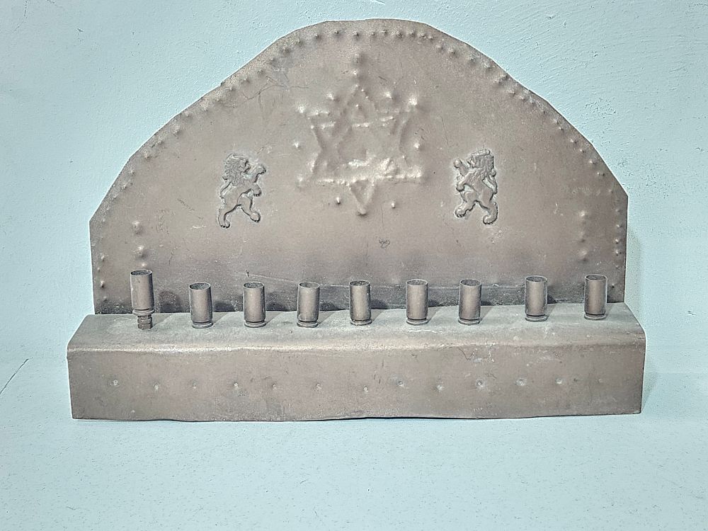 חנוכיה ישנה, אריות ומגן דוד, הקנים מקליעי אקדח 
אורך כ 25 ס"מ 
גובה כ 17 ס"מ