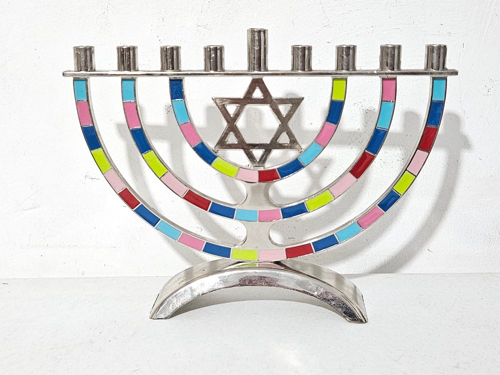 חנוכיה מיוחדת מאד, צבעונית 
אורך כ 24 ס"מ 
גובה כ 18 ס"מ