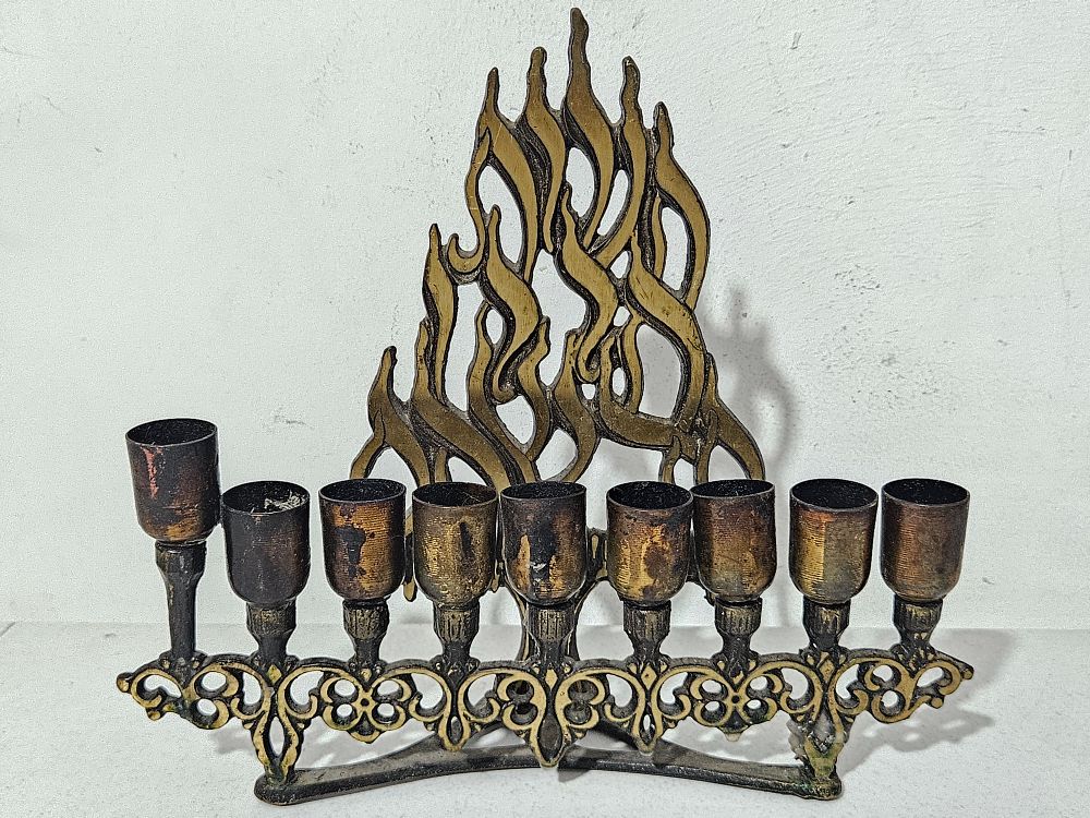 חנוכיה וינטג', עשויה פליז, 'הנרות הללו קדש הם' 
אורך כ 23 ס"מ 
גובה כ 20 ס"מ
