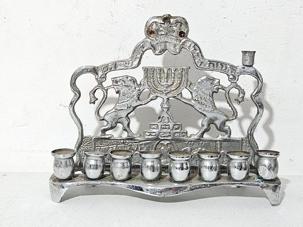 חנוכיה מתכת מסיבית וינטג' 
אורך כ 22 ס"מ 
גובה כ 17 ס"מ