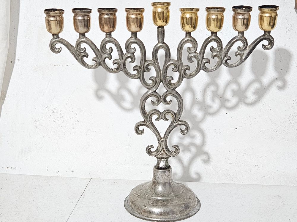 חנוכיה מפוארת, גבוהה ומרשימה, גביעים מוזהבים 
גובה כ 26 ס"מ 
אורך כ 26 ס"מ