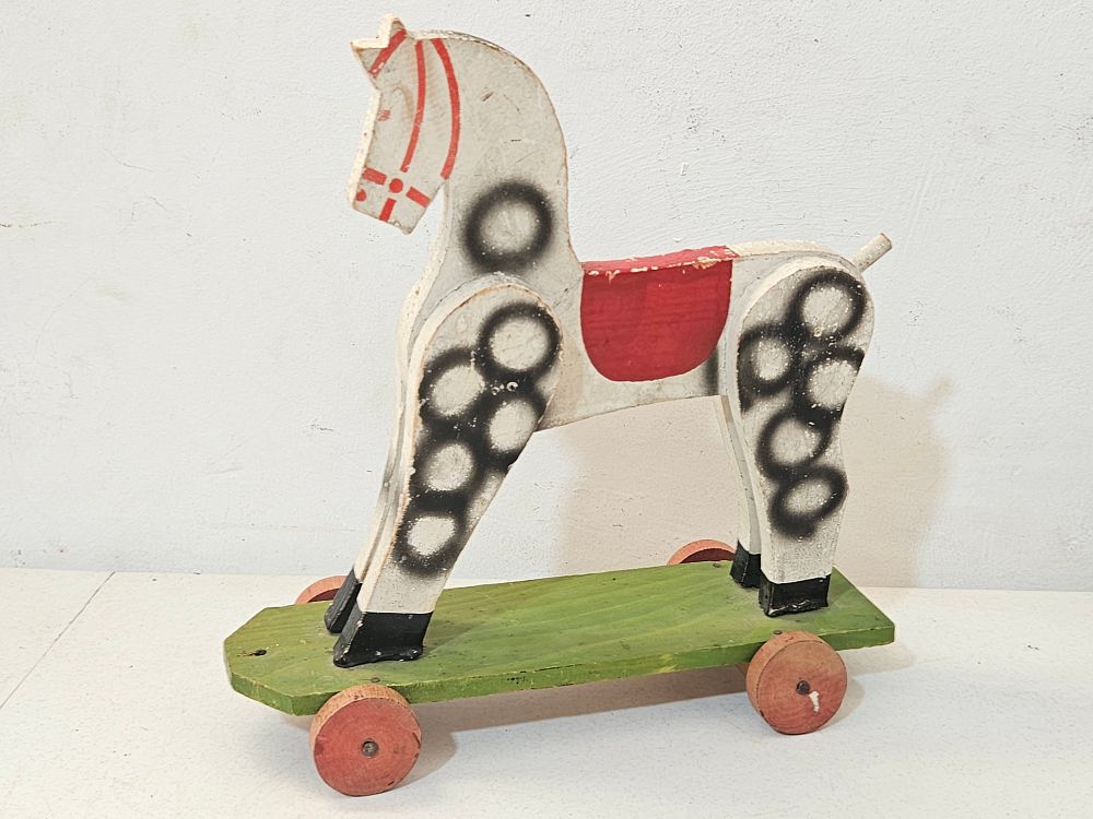 וינטג' סוס מעץ על גלגלים 
גובה כ 28 ס"מ 
אורך כ 26 ס"מ