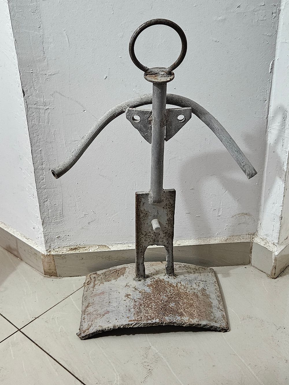 פסל מיוחד מברזל, גדול וכבד מאד, עבודת אמן, חתום 'רפאל', הגיע מבית בהרצליה 
גובה כ 69 ס"מ
