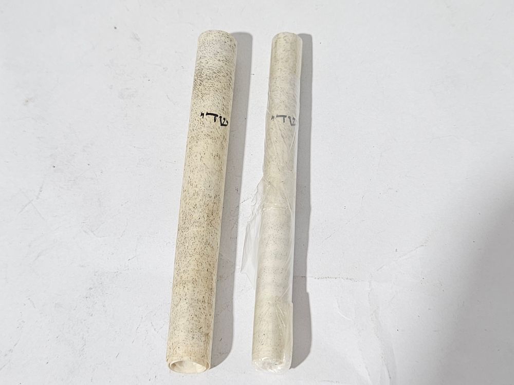 2 קלפי מזוזה, נראים מהודרים 
אך אין אחריות לבית המכירות על הכשרות