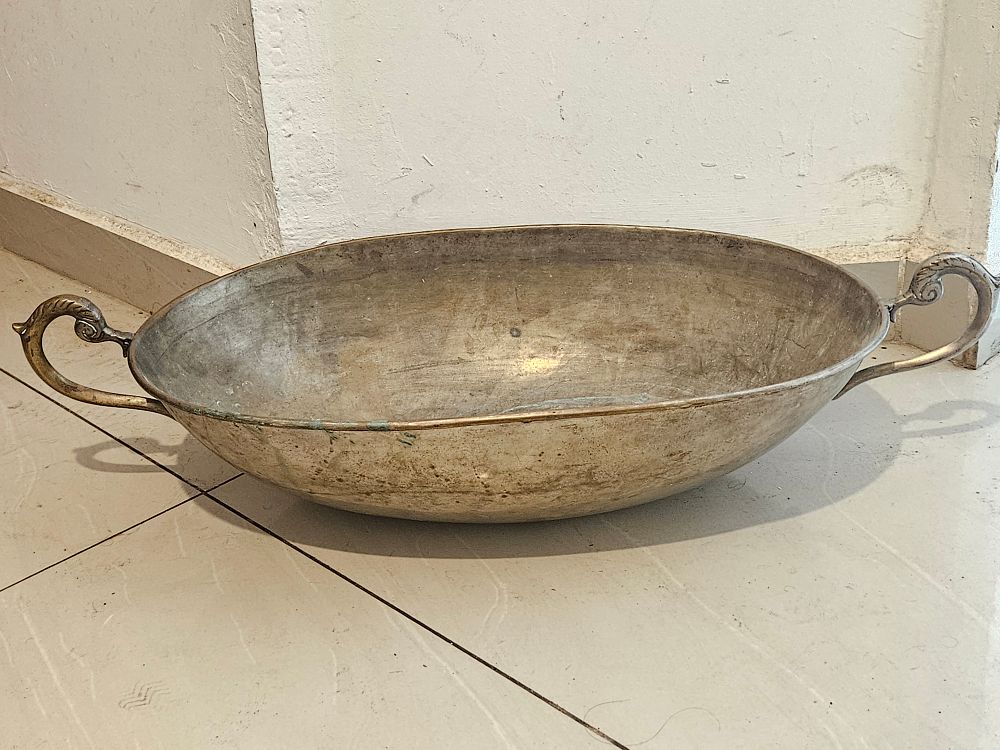 קערה ענקית (נראה נחושת מצופה כסף) עם 2 ידיות, סימני גיל, כתמי ירוקת 
אורך כ 70 ס"מ 
רוחב כ 