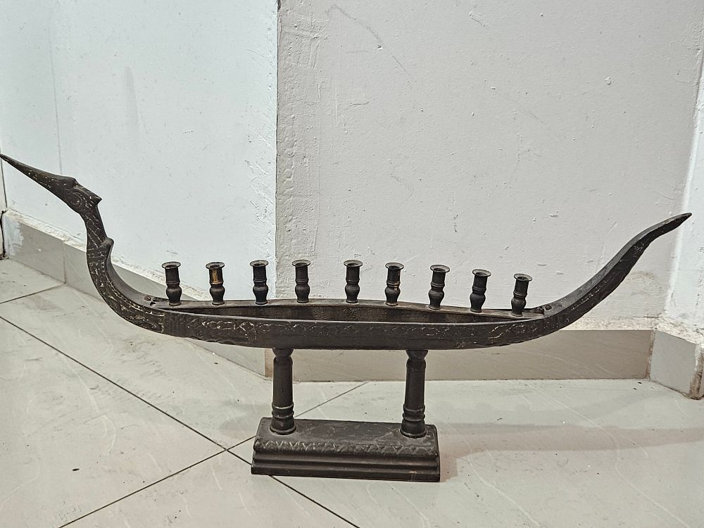 ***פאר המכירה* **- חנוכיה נדירה ויחודית, גדולה וכבדה מאד, עתיקה, עשויה ברונזה או נחושת 