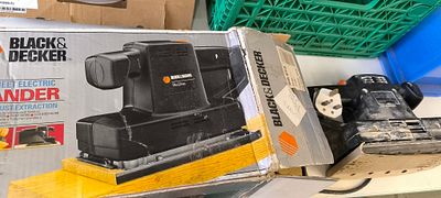 A Black & Decker BD 273 1/2 Sheet Electric Sander with Dust Extraction. This item comprises one 