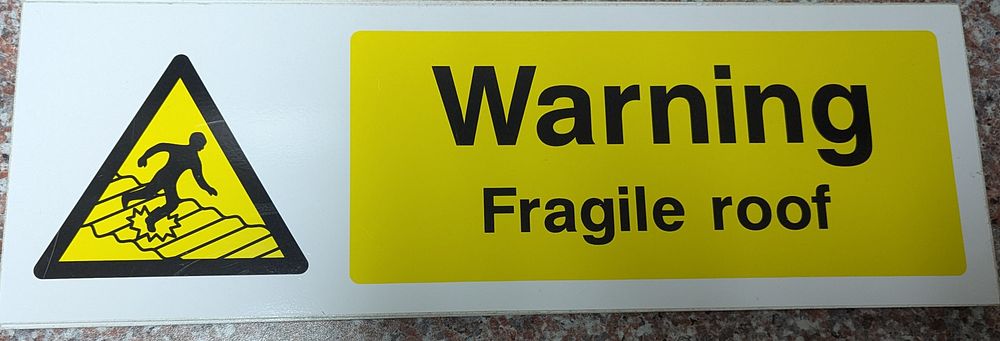 fragile roof sign 45cm by 15cm