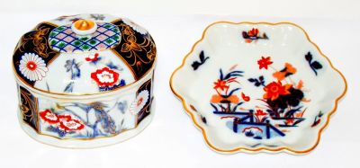 Caixa e 1 covilhete, de porcelana da Vista Alegre, decoração policromada com flores. Caixa com