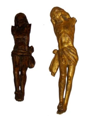 2 Esculturas de Cristo na posição de crucificado, em madeira. Com defeitos.