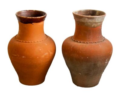 2 Potes grandes, de barro. Um com cabelo. Alt. 0,60.