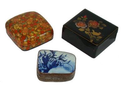 3 Caixas orientais, de metal, madeira e porcelana.